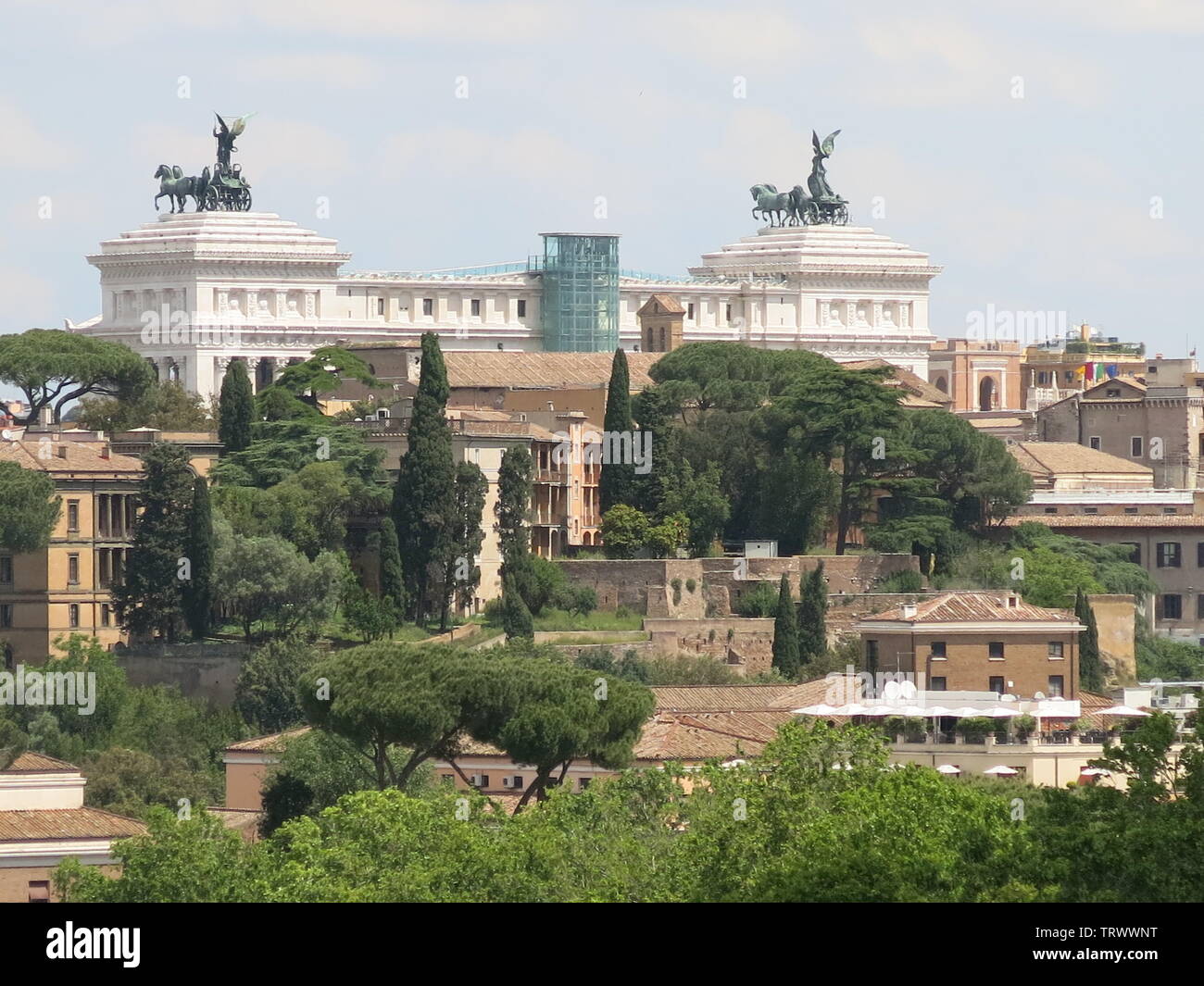 Il bianco edificio in marmo di il Vittoriano, soprannominato "la torta di nozze', domina lo skyline del centro di Roma; Maggio 2019 Foto Stock