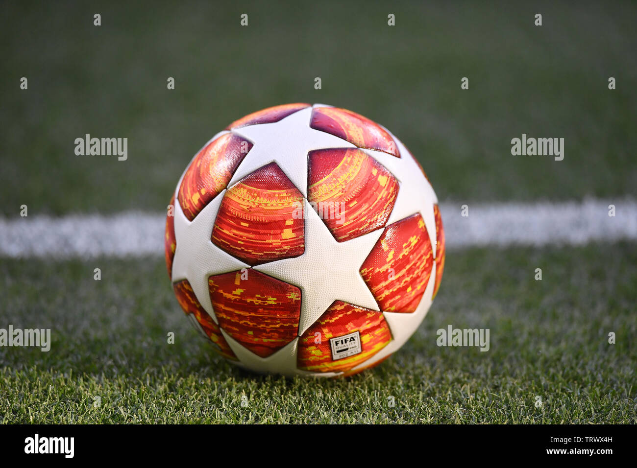 MADRID, Spagna - 1 giugno 2019: official match ball nella foto prima del 2018/19 finale di UEFA Champions League tra Tottenham Hotspur (Inghilterra) e Liverpool FC (Inghilterra) a Wanda Metropolitano. Foto Stock