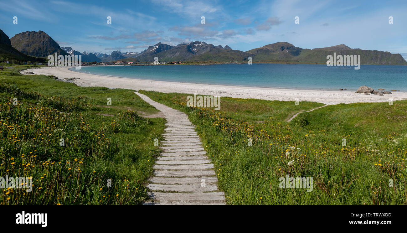 Sentiero che conduce alla spiaggia di Ramberg, Isole Lofoten in Norvegia. Foto Stock