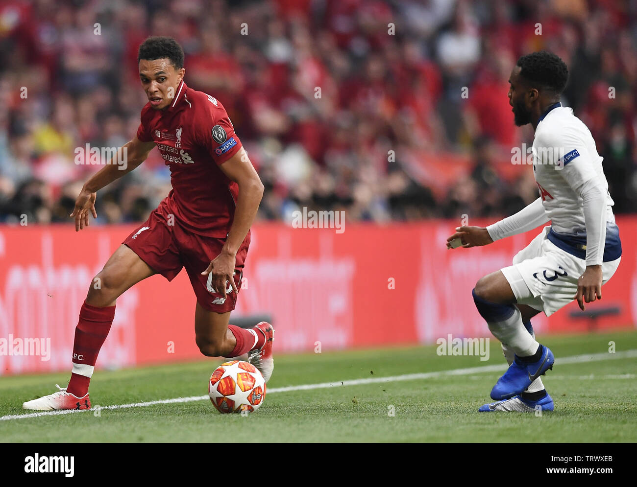 MADRID, Spagna - 1 giugno 2019: Trento Alexander-Arnold di Liverpool (L) e Danny Rose di Tottenham (R) nella foto durante il 2018/19 finale di UEFA Champions League tra Tottenham Hotspur (Inghilterra) e Liverpool FC (Inghilterra) a Wanda Metropolitano. Foto Stock