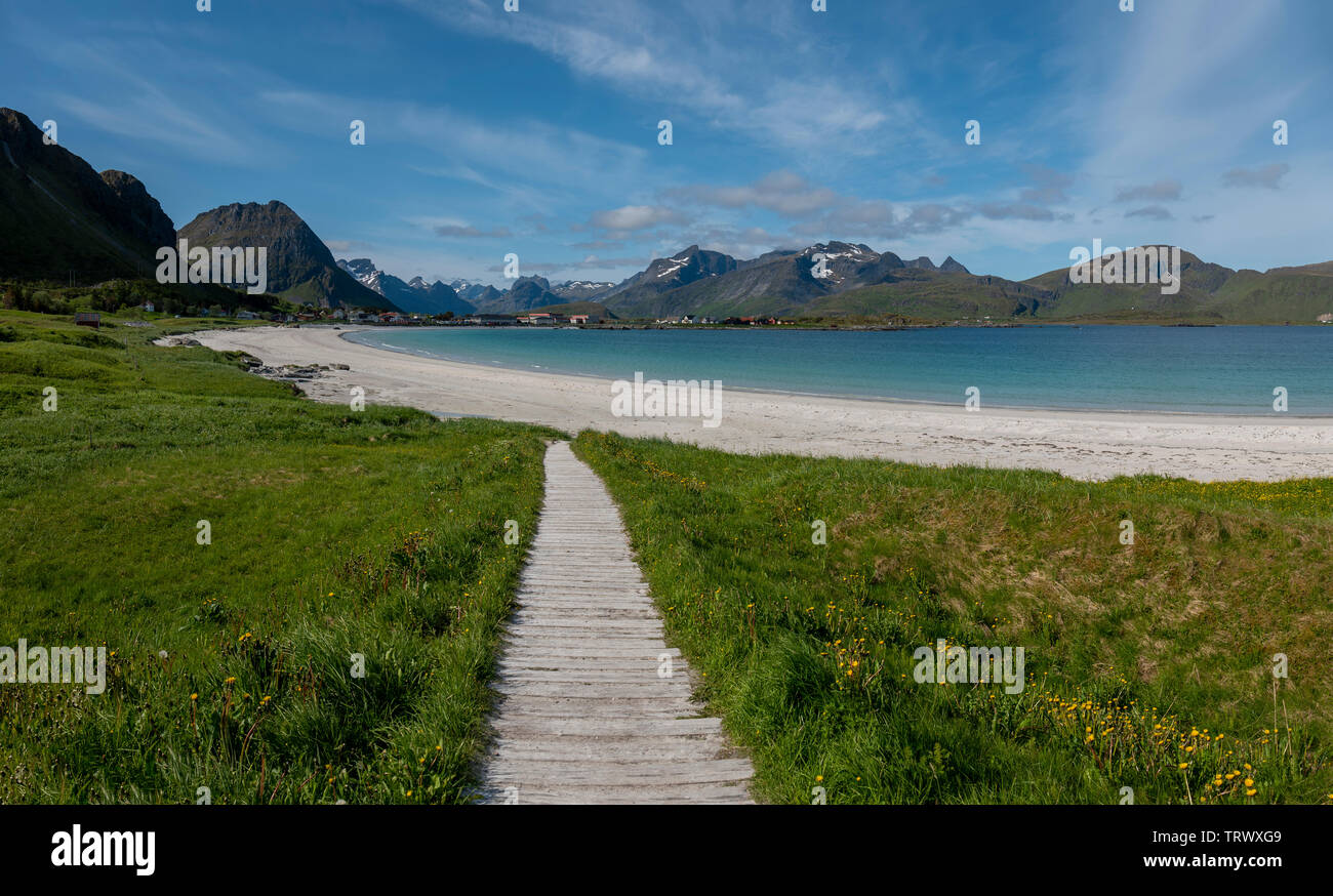 Sentiero che conduce alla spiaggia di Ramberg, Isole Lofoten in Norvegia. Foto Stock