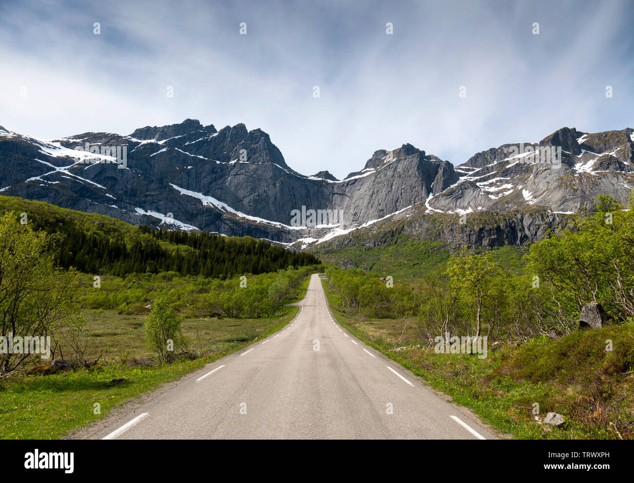 La strada che conduce a Nusfjord, Isole Lofoten in Norvegia. Foto Stock