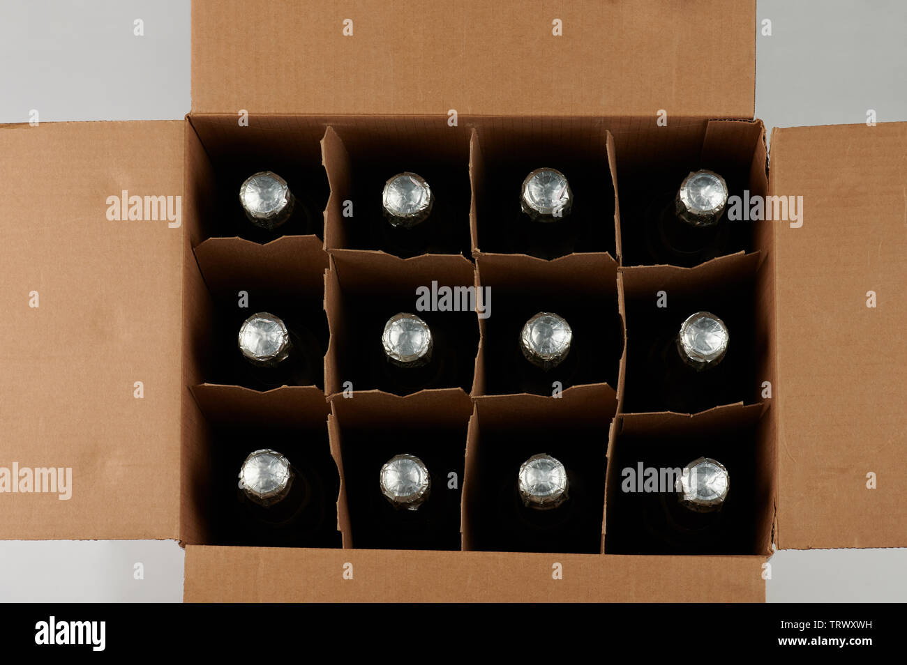 Aprire la scatola con bottiglie di champagne al di sopra di vista superiore Foto Stock