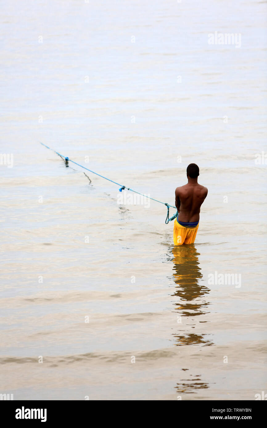 Pêcheur sur le lac Togo. Togoville. Togo. Afrique de l'Ouest. Foto Stock