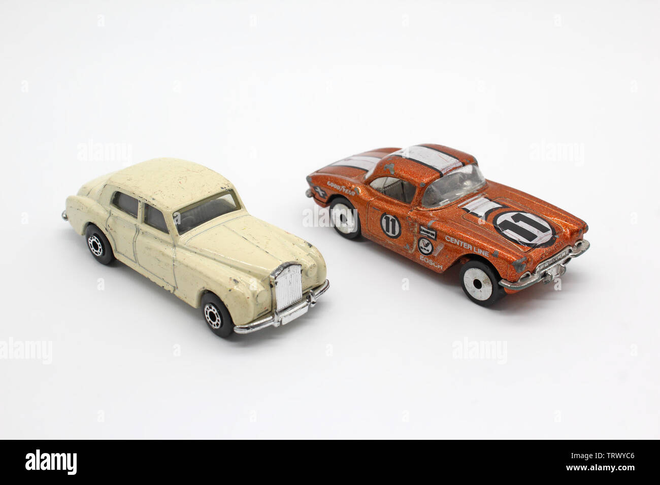 Due vintage collezionabile matchbox giocattolo auto, isolato su sfondo bianco, close-up Foto Stock