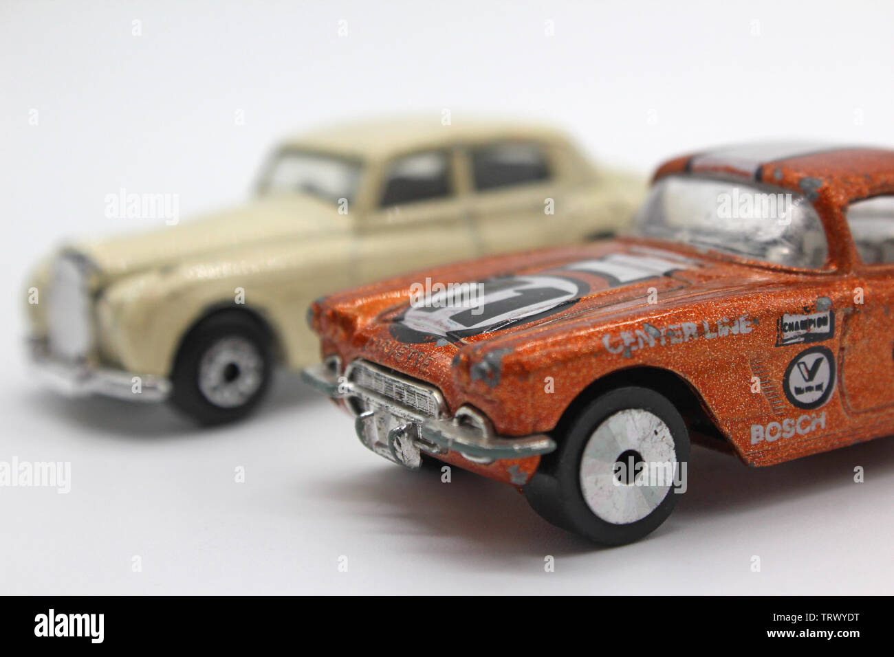 Due vintage collezionabile matchbox giocattolo auto, isolato su sfondo bianco, close-up Foto Stock