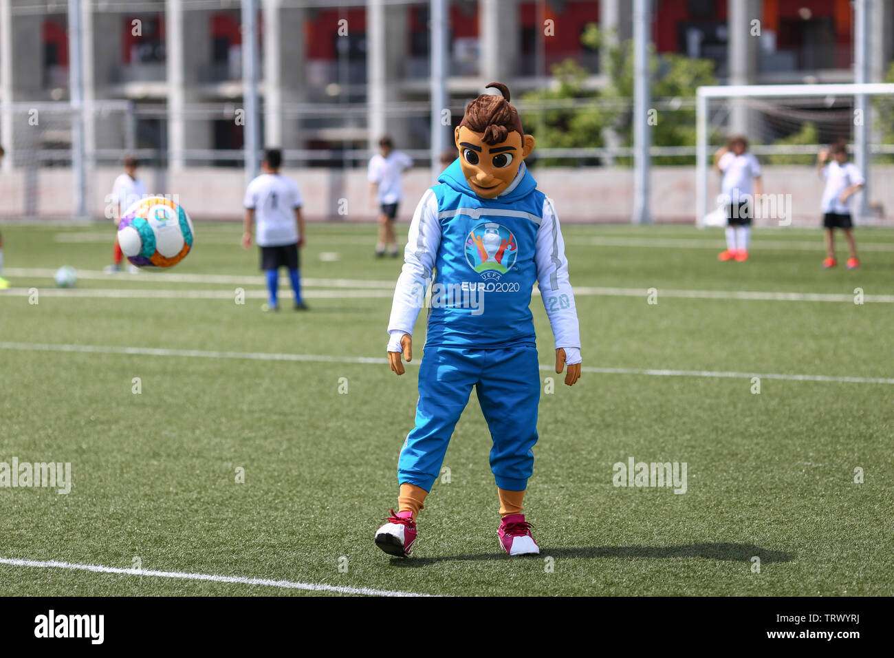 Bucarest, Romania - 24 Maggio 2019: Skillzy, la mascotte ufficiale per l'Euro 2020 torneo di calcio, è visto durante una presentazione a livello nazionale una Foto Stock