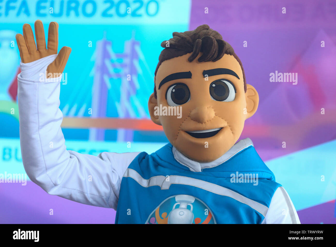 Bucarest, Romania - 24 Maggio 2019: Skillzy, la mascotte ufficiale per l'Euro 2020 torneo di calcio, è visto durante una presentazione a livello nazionale una Foto Stock