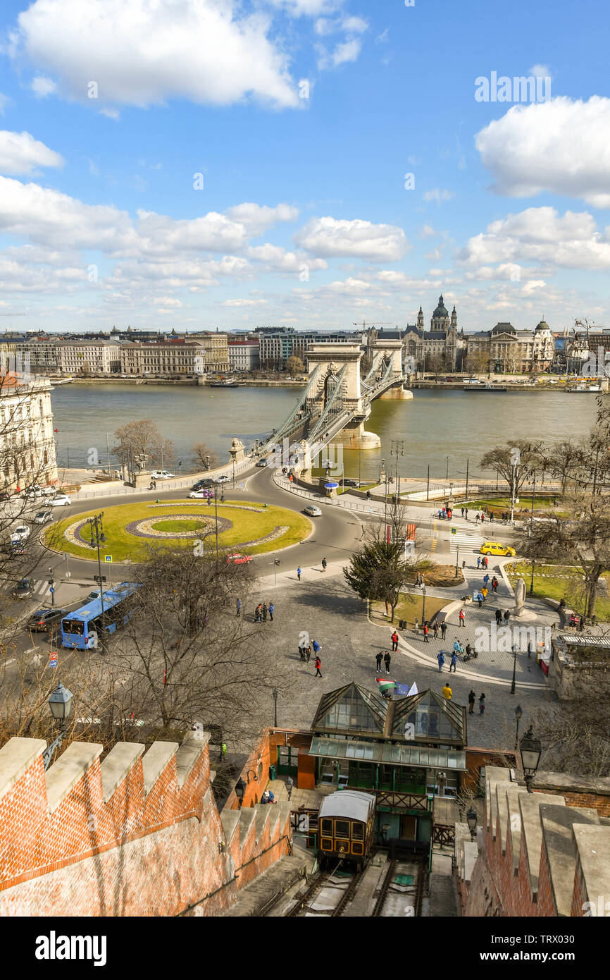 BUDAPEST, UNGHERIA - Marzo 2018: la Funicolare Castle Hill di Budapest ferroviarie o 'Budavári Sikló'. In fondo è il Ponte delle Catene Foto Stock