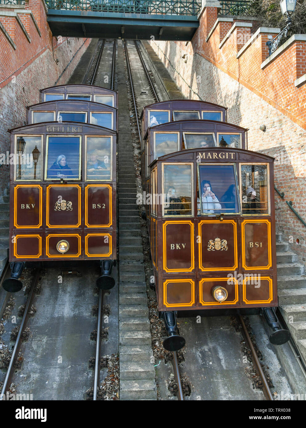 BUDAPEST, UNGHERIA - Marzo 2018: Carrelli sulla ripida Funicolare Castle Hill di Budapest ferroviarie o 'Budavári Sikló'. Foto Stock