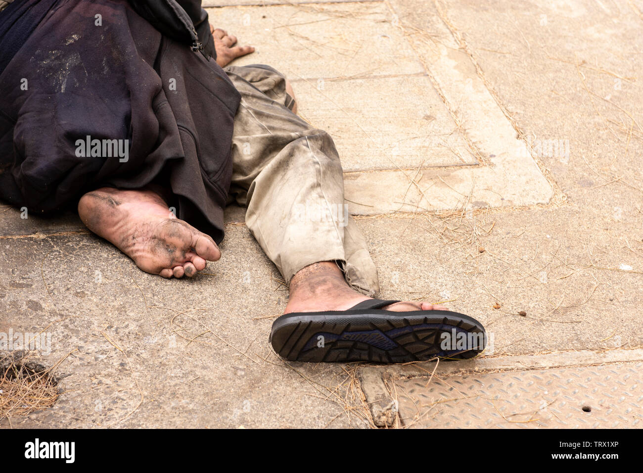 Un uomo senza tetto recante sulla street, nella città di Kona, Hawaii. Foto Stock