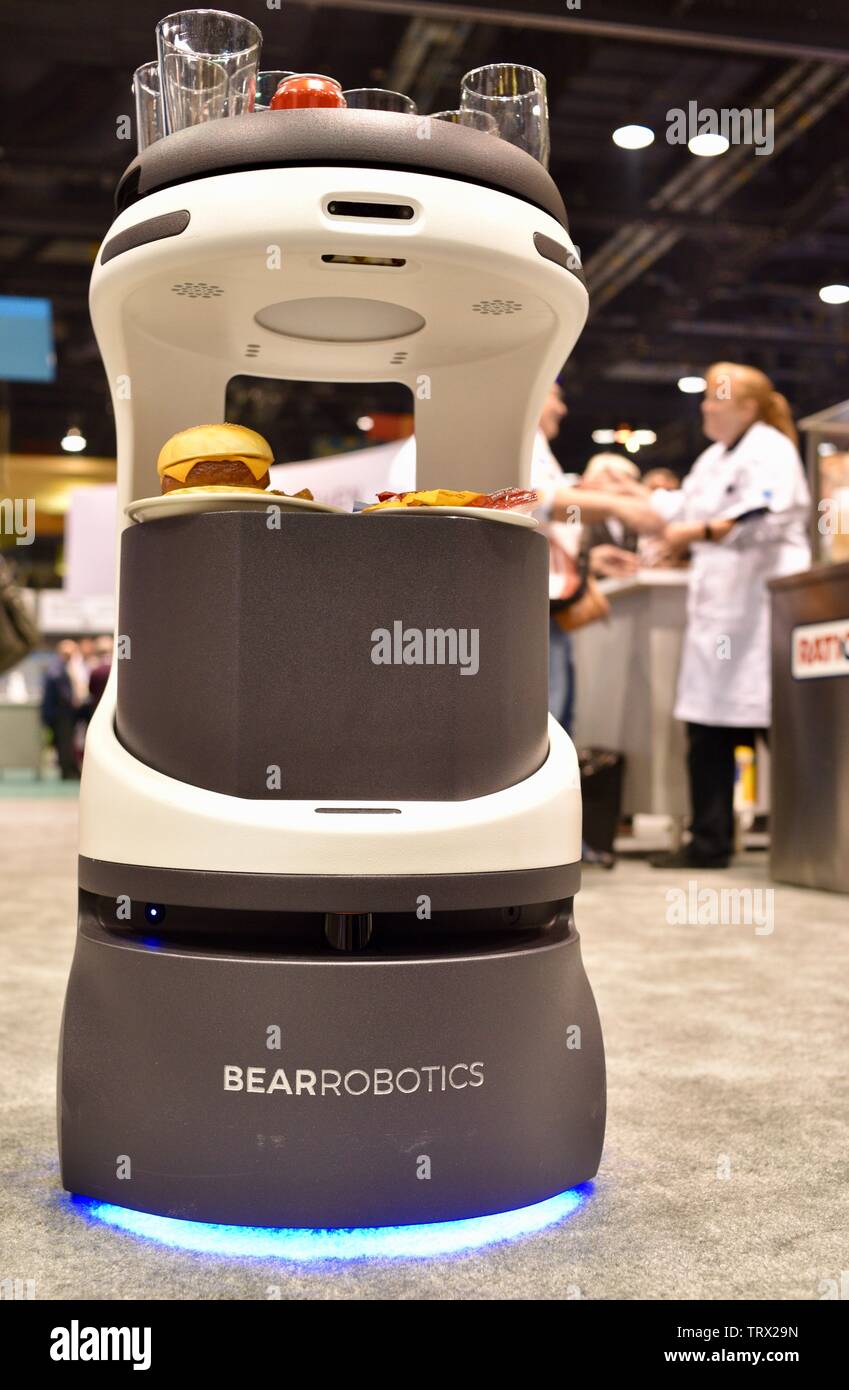 Bear Robotics' Penny, un foodservice robot autonomo con intelligenza artificiale, al National Restaurant Association mostrano a Chicago, Illinois, Stati Uniti d'America Foto Stock