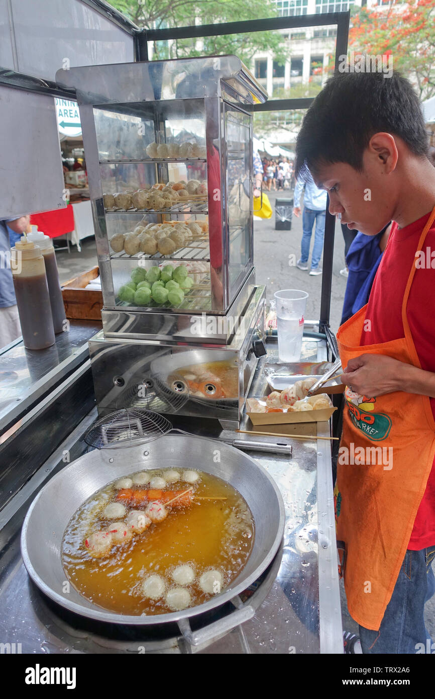 Polpettine di pesce sono un popolare snack/comfort food per i filippini. Considerato il suo cibo di strada e possono essere trovati in tutto il paese, Foto Stock