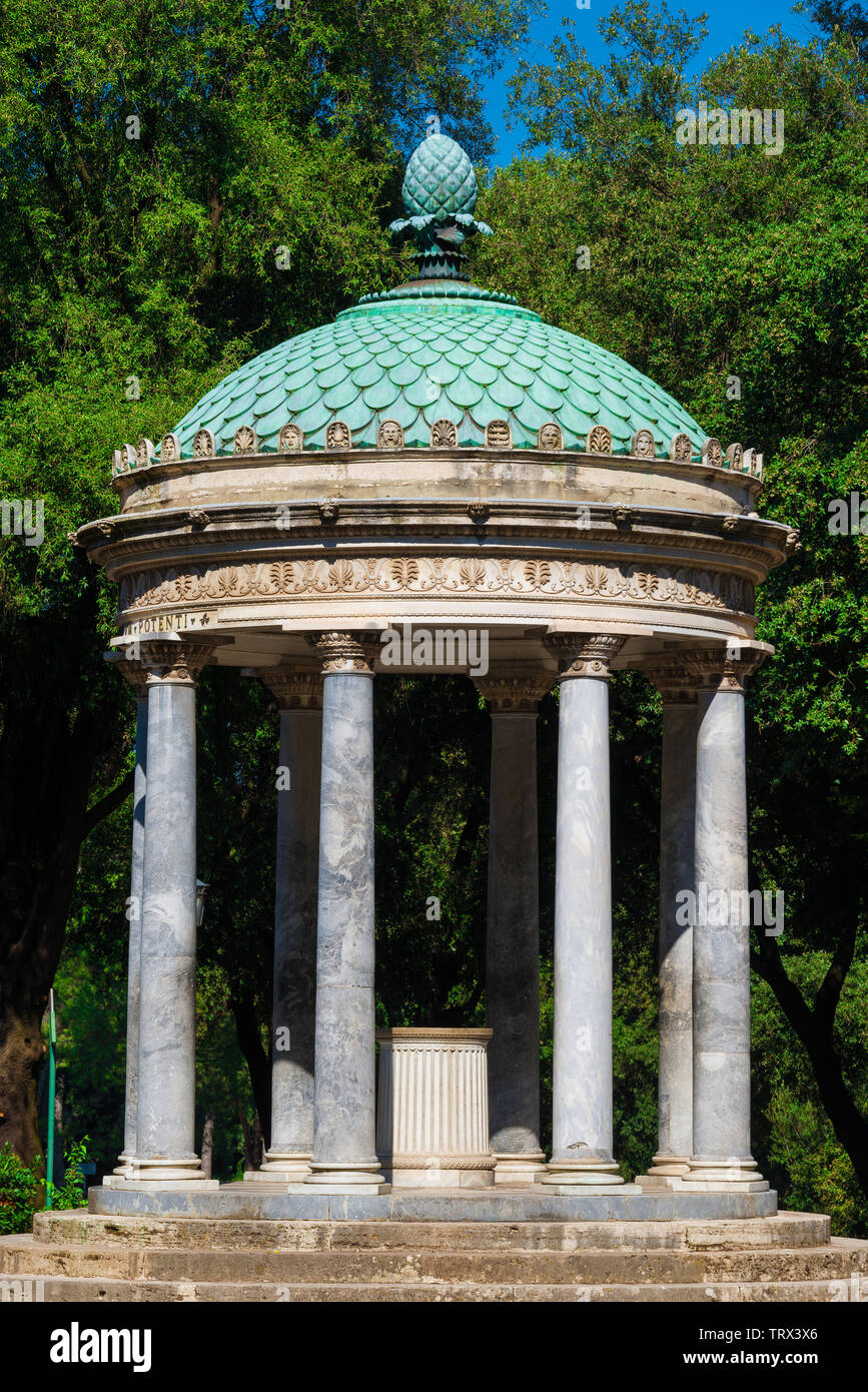 Il Tempio di Diana in Villa Borghese parco pubblico di Roma. Un piccolo tempio neoclassico costruito nel 1789 Foto Stock