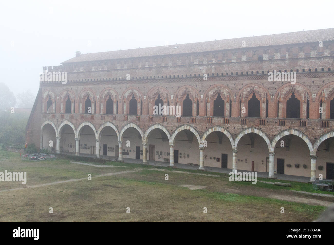 Pavia, Italia. Il 11 novembre 2017. Castello Visconteo (Castello Visconteo) su un nebbioso giorno. Foto Stock