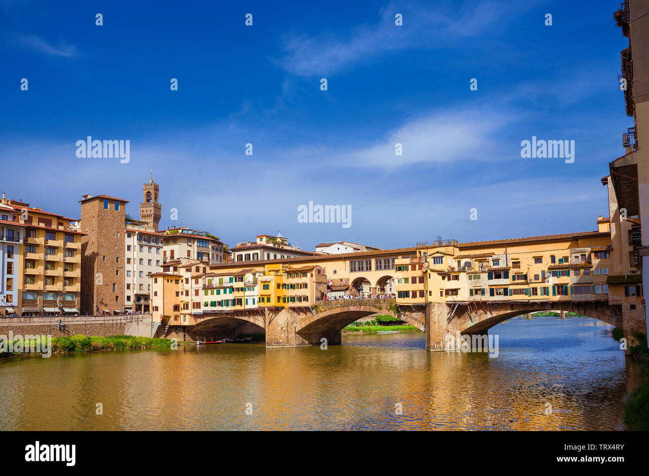 Vista del famoso Ponte Vecchio oltre il Fiume Arno, nel centro storico di Firenze Foto Stock