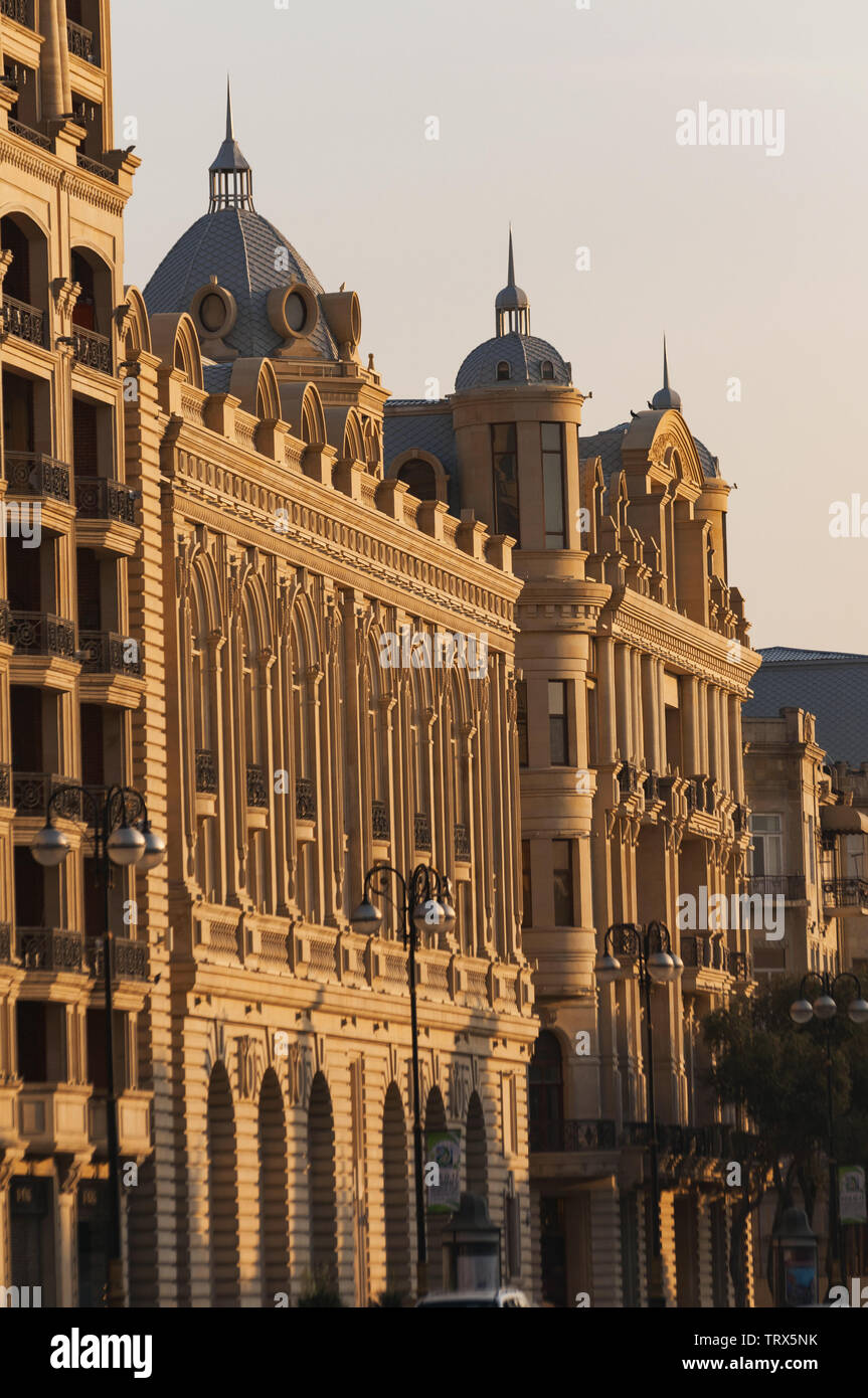 Azerbaigian, Baku, centrale di Baku, street scene w edifici Foto Stock