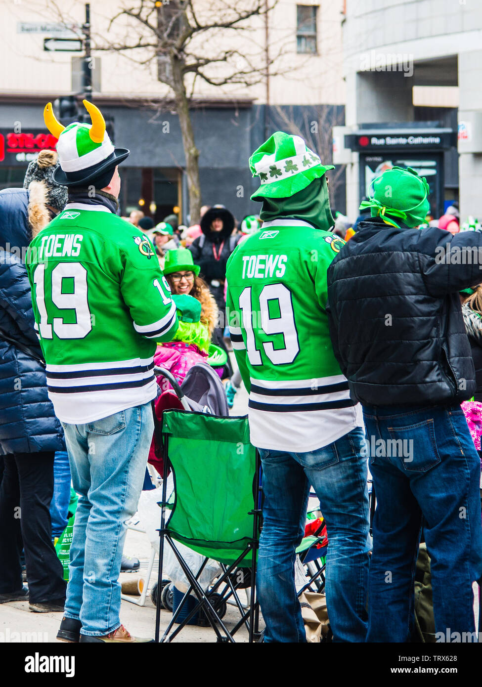 Persone con cappello verde godendo il Saint Patrick Day Parade di Montreal Downtown Foto Stock
