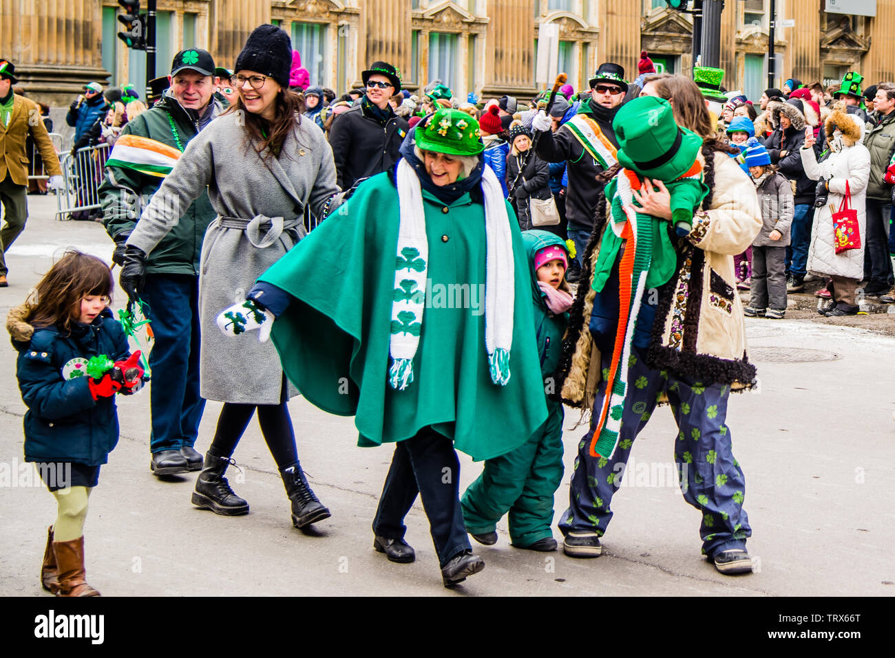 Persone con cappello verde godendo il Saint Patrick Day Parade di Montreal Downtown Foto Stock