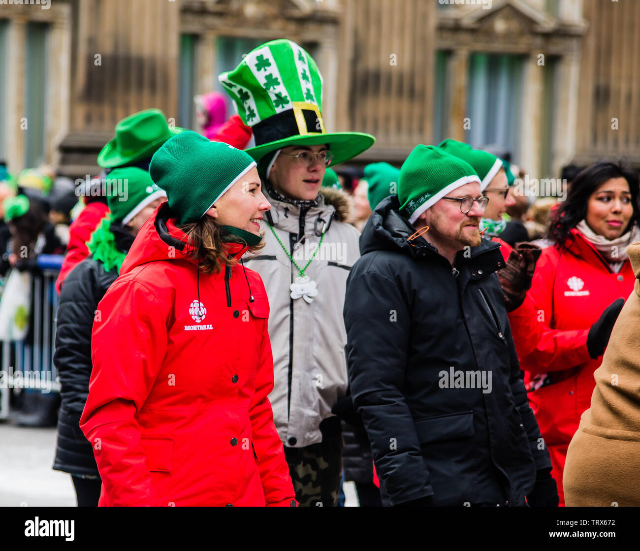 Persone con cappello verde godendo il Saint Patrick Day Parade di Montreal Downtown Foto Stock