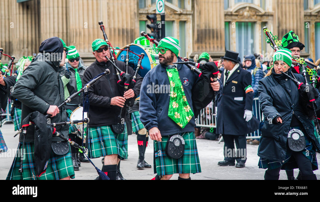 Persone con cappello verde godendo il Saint Patrick Day Parade di Montreal Downtown Foto Stock