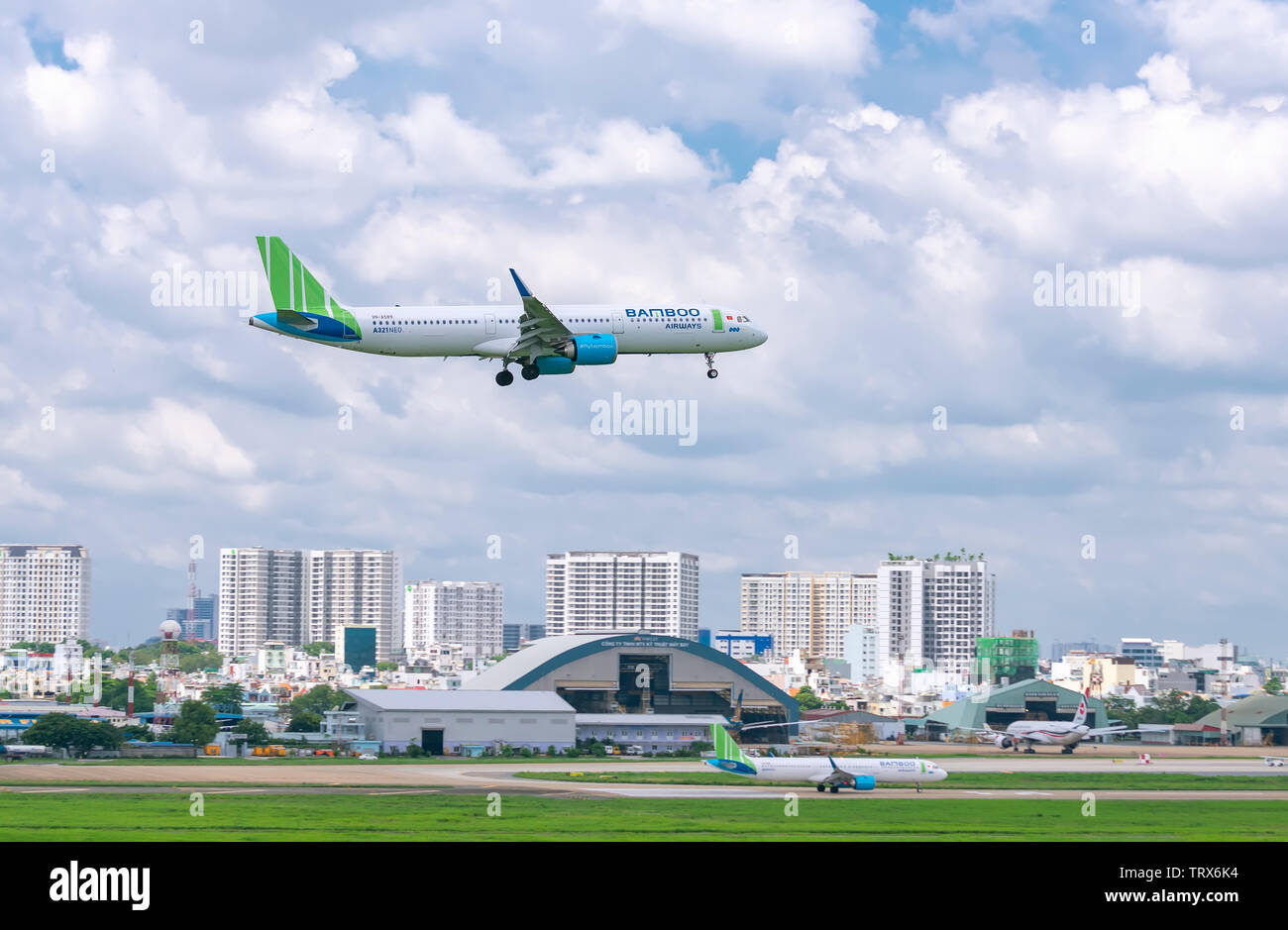 Aeroplano Airbus A321 neo Bamboo Airways volare attraverso le nuvole del cielo per preparare l'atterraggio all'Aeroporto Internazionale Tan Son Nhat di Ho Chi Minh City, Vietnam Foto Stock
