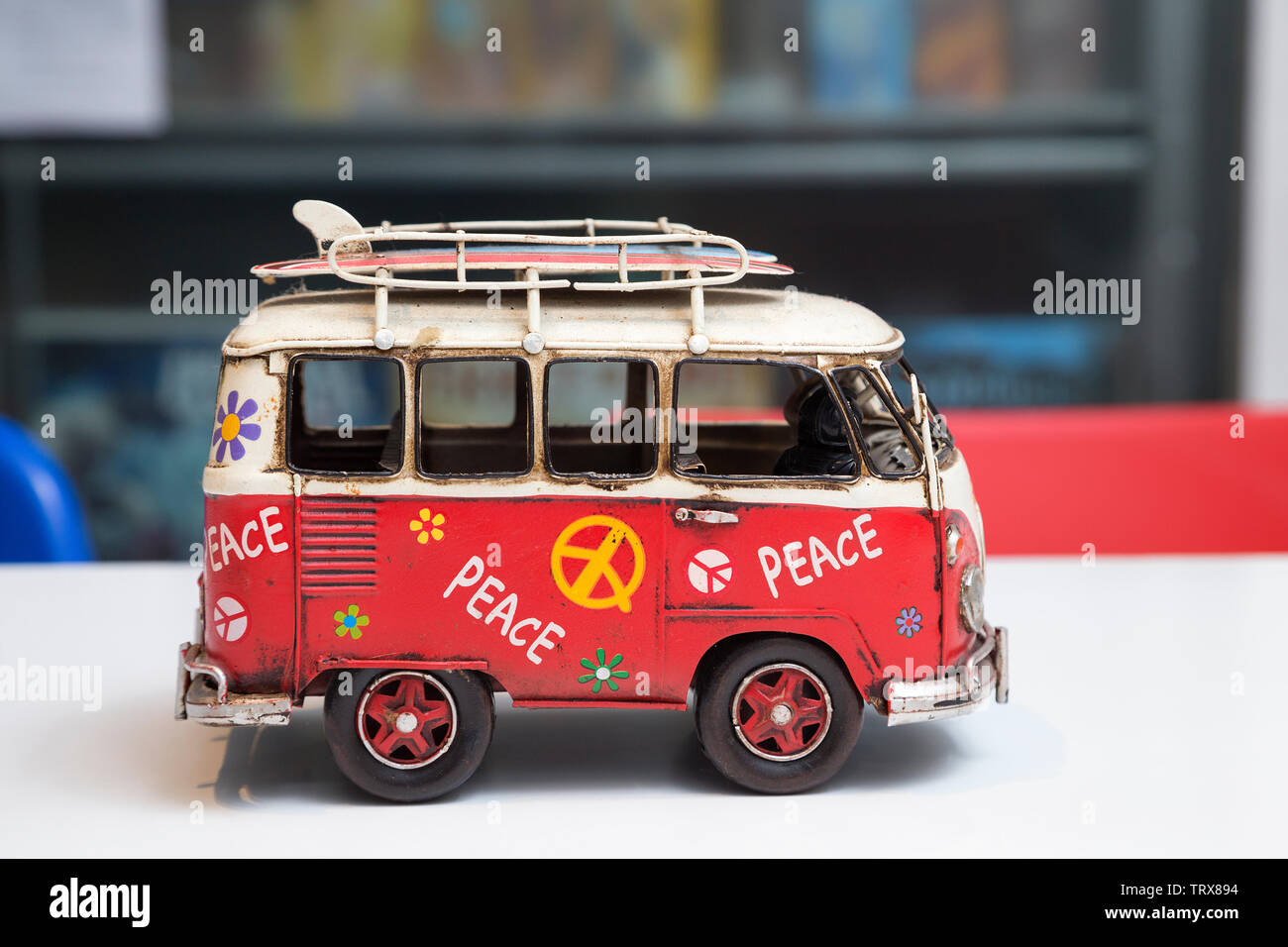 Manila, Filippine - Agosto 10, 2016: Dipinto hippie van, giocattolo auto rétro Foto Stock