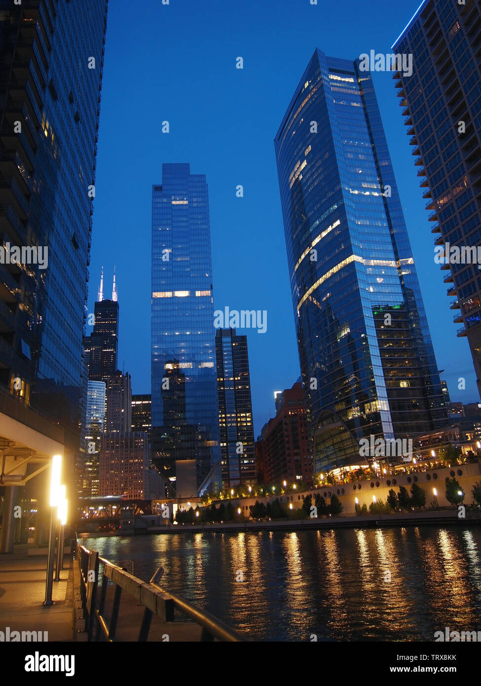 CHICAGO, IL - Luglio 28, 2018: alcuni dei famosi grattacieli di Chicago, compresa la spumeggiante fiume punto, stendere lungo la lunghezza del Chi Foto Stock