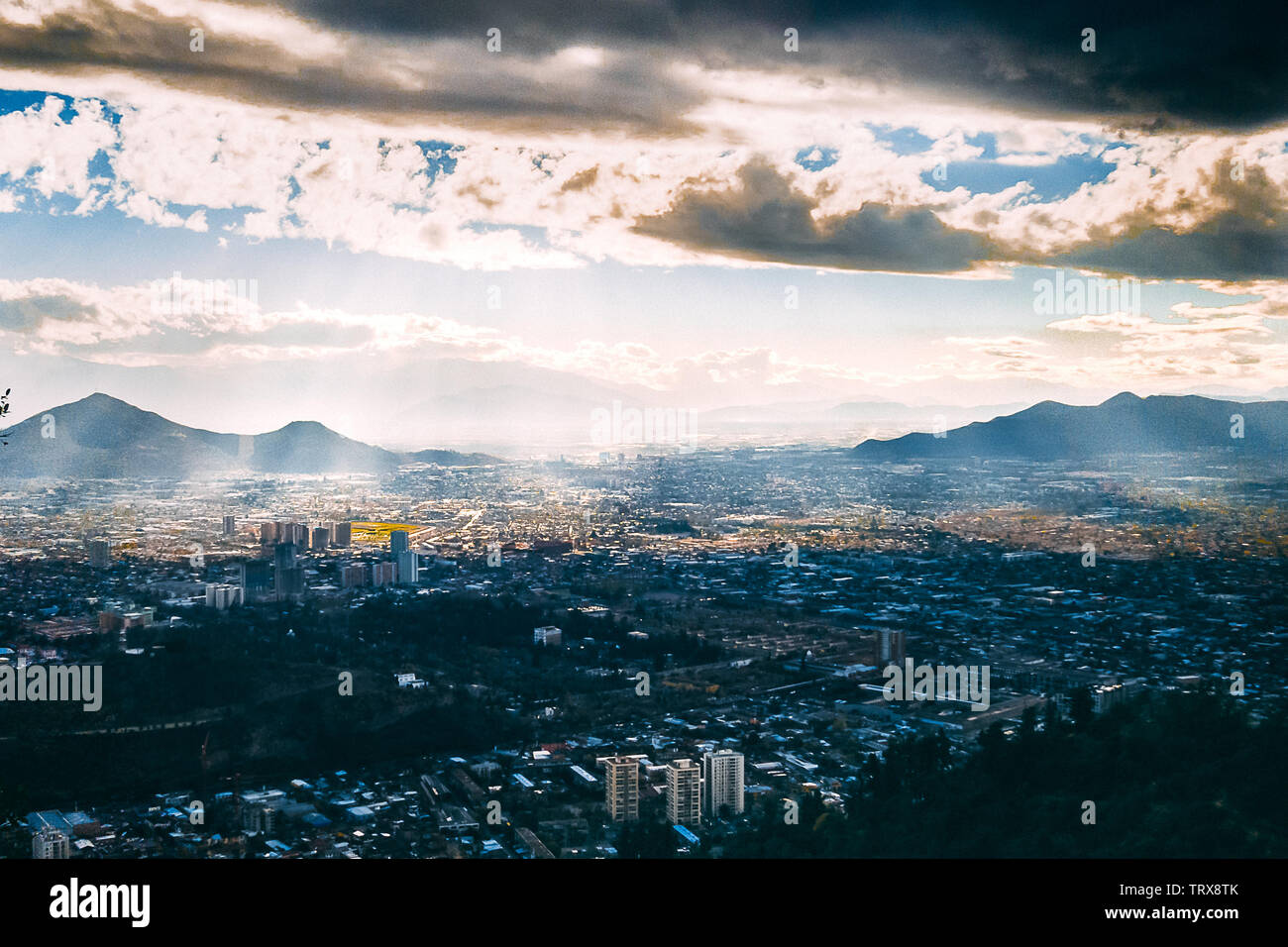 SANTIAGO DEL CILE - Giugno 2014: la collina di San Cristobal dopo la pioggia Foto Stock