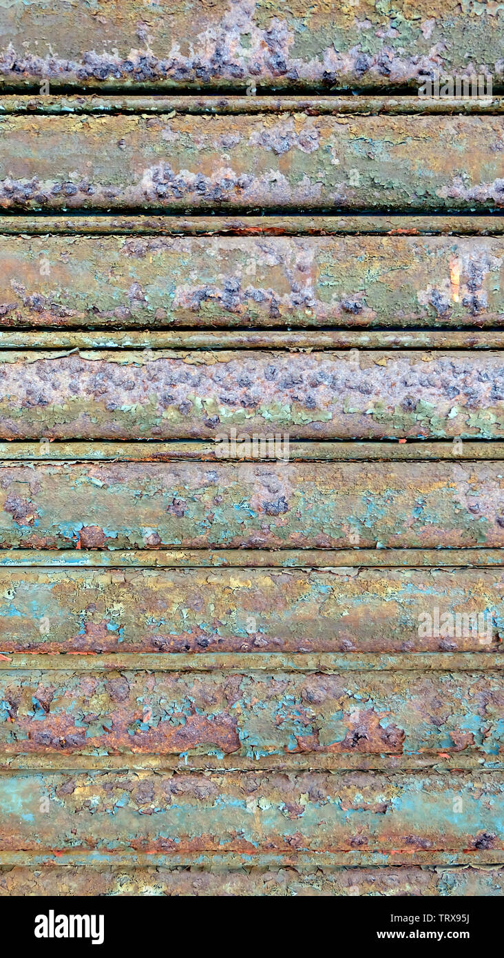 La tessitura di un arrugginito weathered vecchio rullo metallico porta. Foto Stock