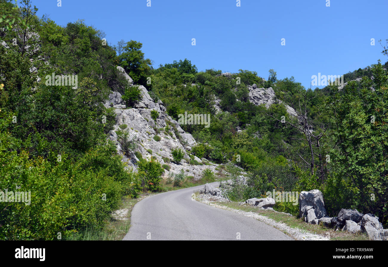 La guida su strette strade del Montenegro vicino lago di Skadar in Montenegro. Foto Stock
