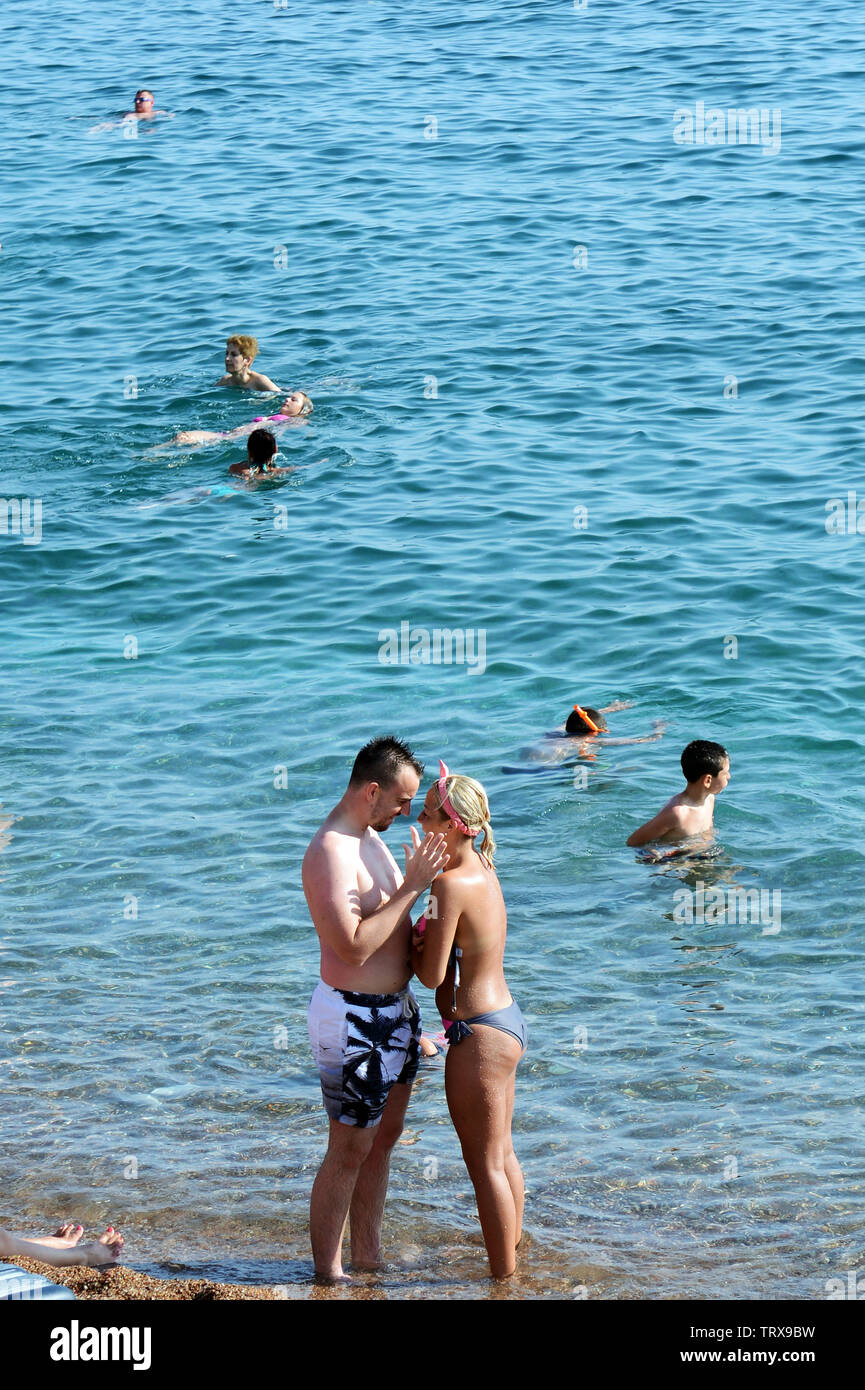 Un momento romantico sulla spiaggia di Petrovac in Montenegro. Foto Stock