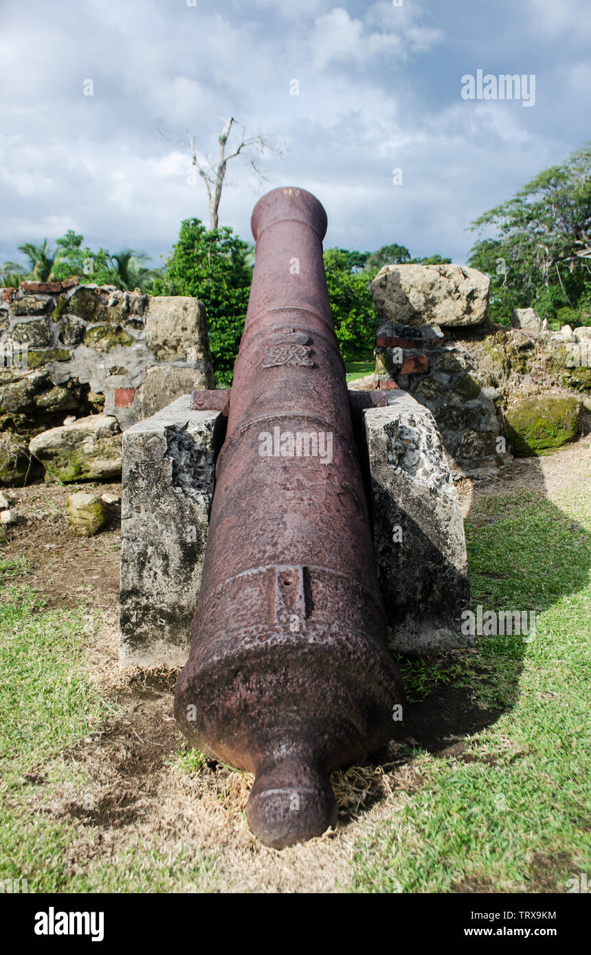 Vecchio cannone nel forte San Lorenzo, come si presentava nel giugno 2019, prima che il sito fosse restaurato. Foto Stock