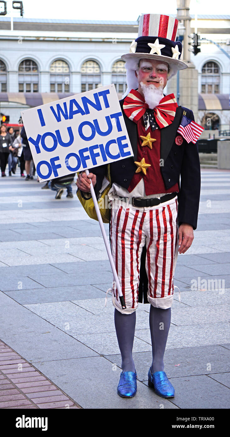Protester in lo zio Sam costume con segno di fronte all edificio Embarcadero. 2019 Donna Marzo, Anti-Trump protesta, San Francisco, California, Stati Uniti d'America. Foto Stock