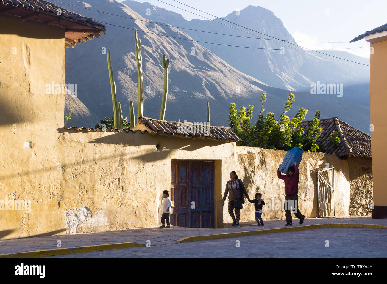 Scena di strada ad Ollantaytambo, Perù - una famiglia di quattro persone nel tardo pomeriggio. Foto Stock