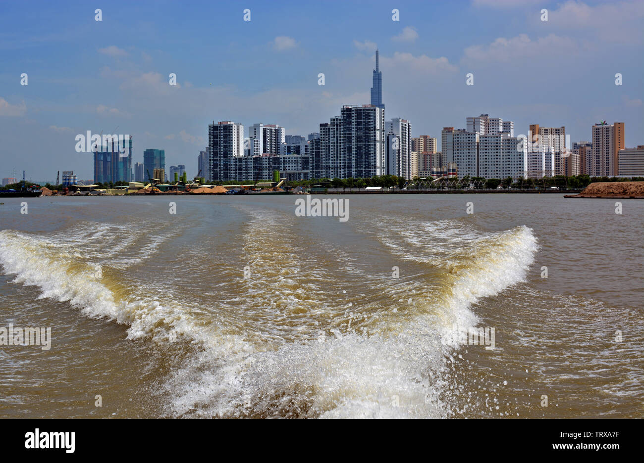 Vista panoramica della città di Ho Chi Minh distretto uno da una barca sul fiume Saigon. Foto Stock