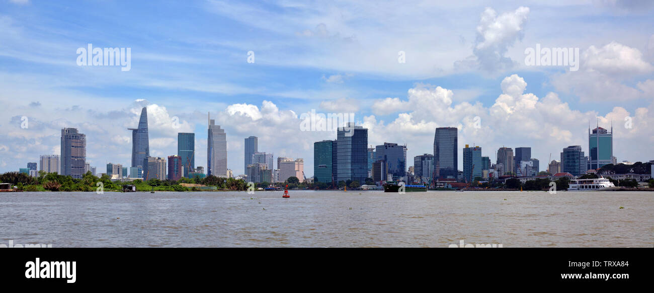 Vista panoramica della città di Ho Chi Minh distretto uno da una barca sul fiume Saigon. Foto Stock