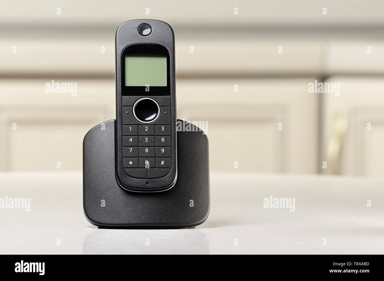 Telefono cordless nero in piedi su un tavolo Foto Stock