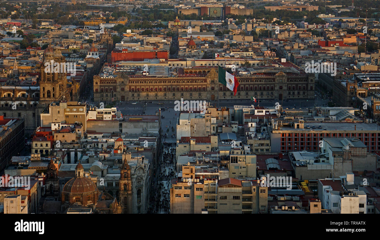 Plaza de la Constitución, Zocalo, dall'alto. Palacio Nacional (Palazzo Nazionale) dietro la bandiera messicana, Cattedrale metropolitana sulla sinistra, Città del Messico. Foto Stock