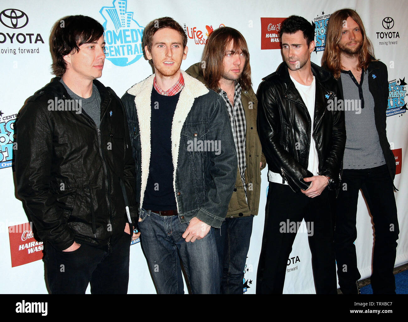 New York, Stati Uniti d'America. 13 Aprile, 2008. Maroon 5 membri della band, Matt Flynn, Jesse Carmichael, Mickey Madden, Adam Levine, James Valentino alla centrale di commedia della Notte di troppe stelle ospitato da Jon Stewart al Beacon Theatre. Credito: Steve Mack/Alamy Foto Stock