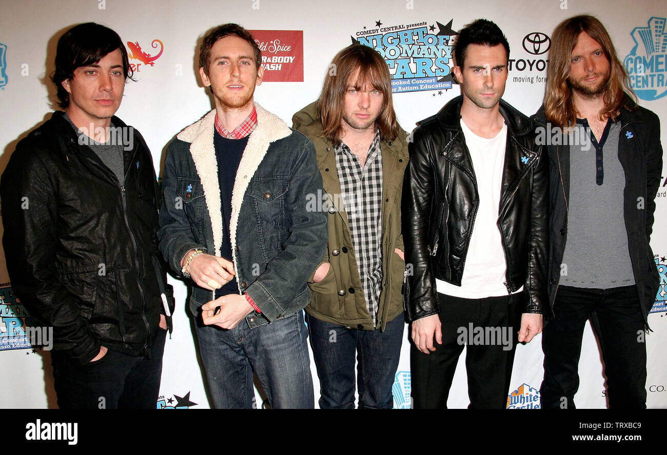 New York, Stati Uniti d'America. 13 Aprile, 2008. Maroon 5 membri della band, Matt Flynn, Jesse Carmichael, Mickey Madden, Adam Levine, James Valentino alla centrale di commedia della Notte di troppe stelle ospitato da Jon Stewart al Beacon Theatre. Credito: Steve Mack/Alamy Foto Stock