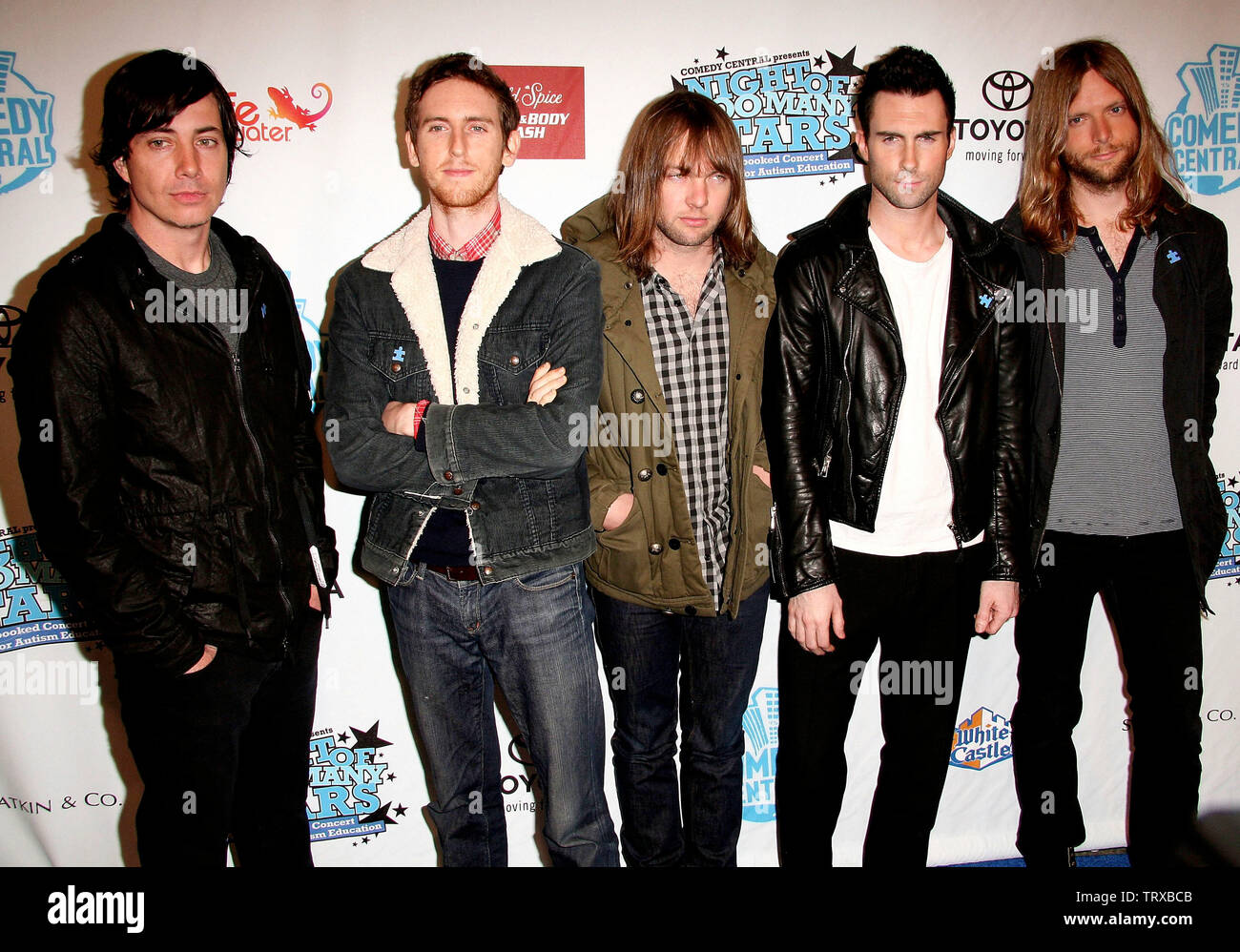 New York, Stati Uniti d'America. 13 Aprile, 2008. Maroon 5 membri della band, Matt Flynn, Jesse Carmichael, Mickey Madden, Adam Levine, James Valentino alla centrale di commedia della Notte di troppe stelle ospitato da Jon Stewart al Beacon Theatre. Credito: Steve Mack/Alamy Foto Stock