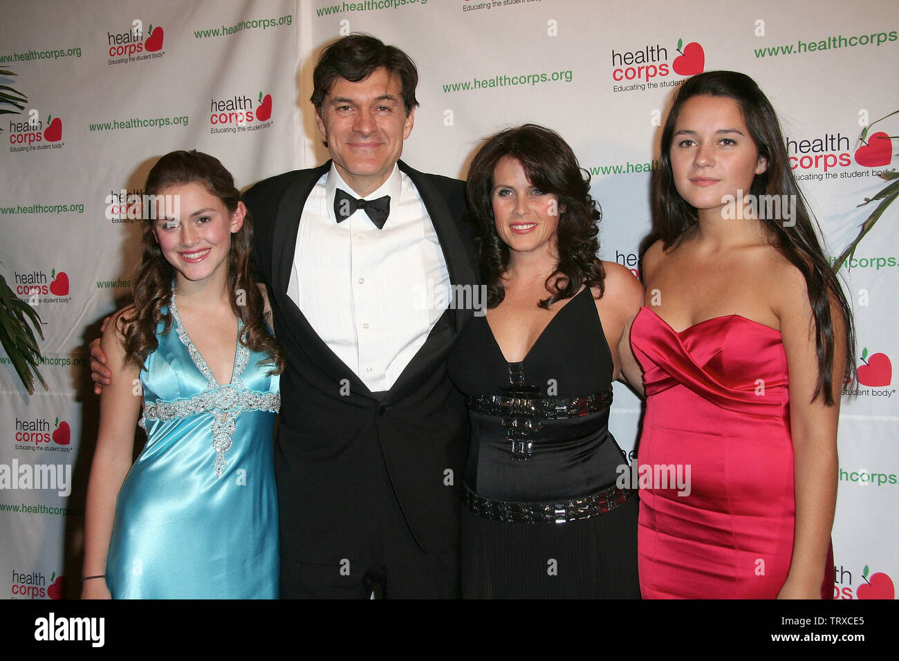 New York, Stati Uniti d'America. 17 Aprile, 2008. Zoe Oz, Dr. Mehmet Oz, Lisa Oz, Arabella Oz presso il giardino incantato Gala a beneficio di HealthCorps presso la sala da ballo Hammerstein. Credito: Steve Mack/Alamy Foto Stock