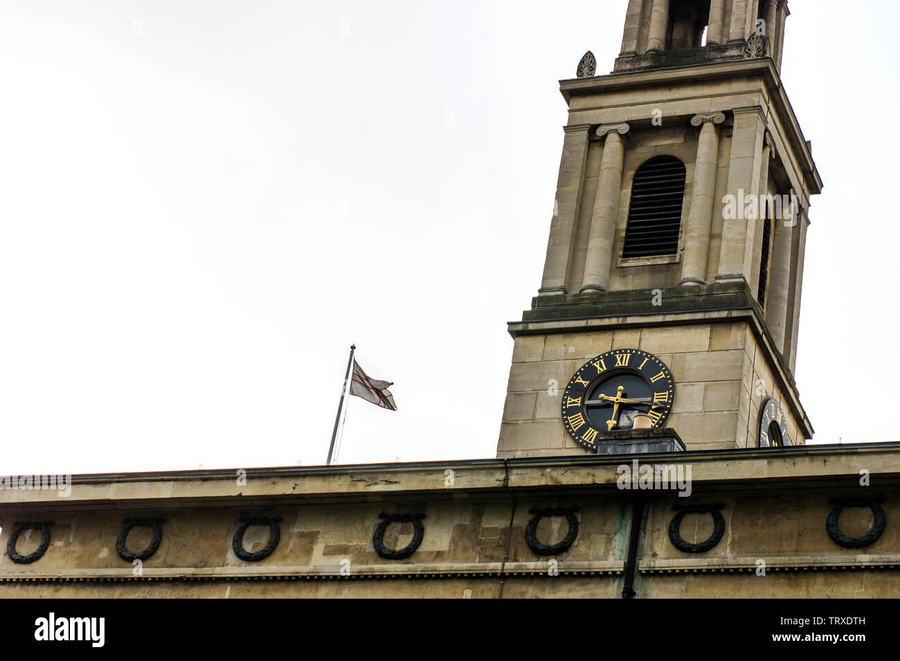 La torre dell'orologio di Saint John's Chiesa a Waterloo a 6.15 vicino al IMAX e la stazione di Waterloo Foto Stock