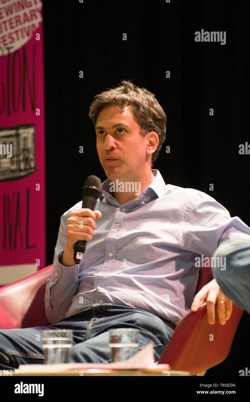 Ed Milliband sul palco del 2019 Stoke Newington Festival letterario del Municipio su Church Street il 9 giugno 2109 Foto Stock