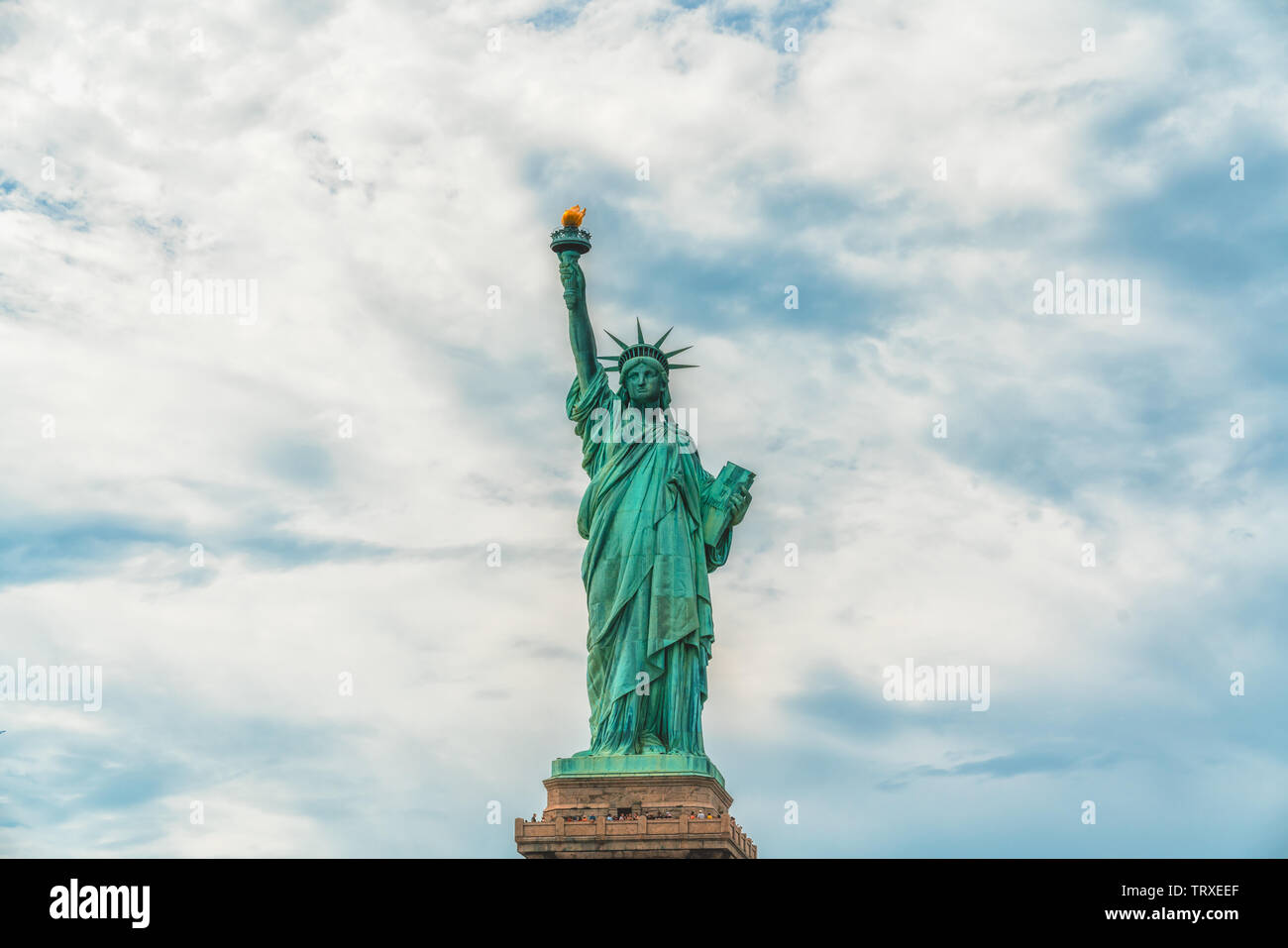 Statua della Libertà, la città di New York contro nuvoloso cielo blu sullo sfondo. Spazio di copia, il patriottismo, Felice via di luglio, giorno di indipendenza, Travel Contest Foto Stock