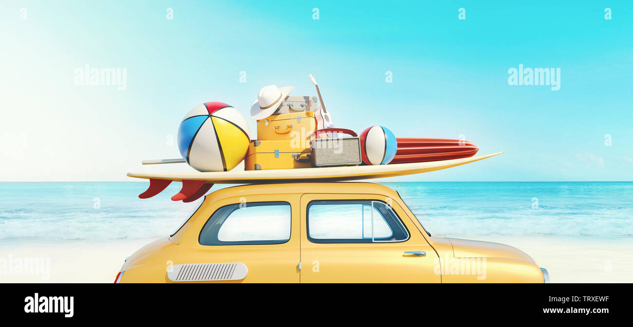 Piccola vettura retrò con il bagaglio e bagaglio e di attrezzature per la spiaggia sul tetto, completamente confezionato, pronto per le vacanze estive, il concetto di un viaggio con la famiglia e Foto Stock