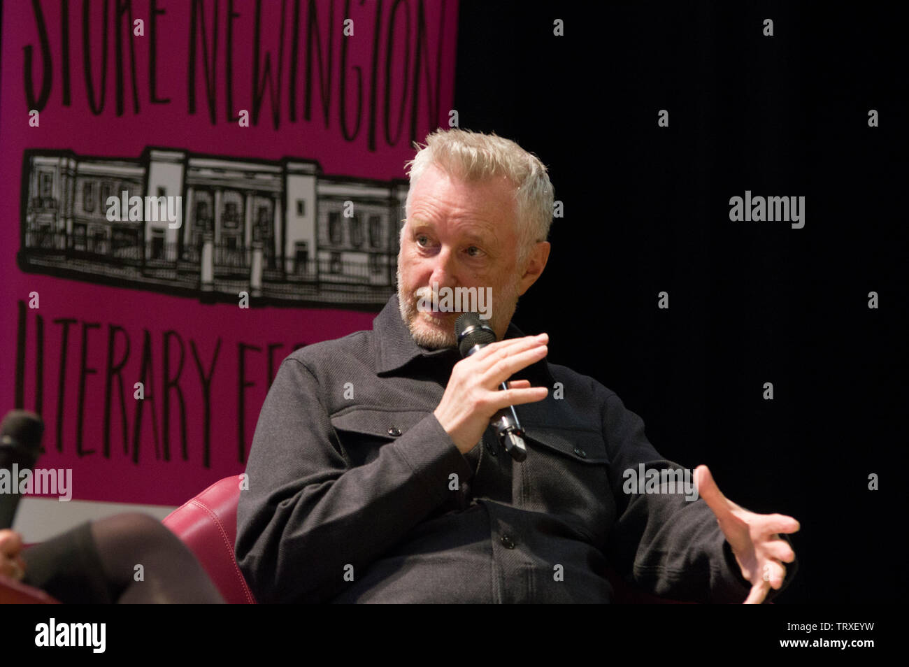 Billy Bragg sul palco del 2019 Stoke Newington Festival letterario del Municipio su Church Street il 9 giugno 2109 Foto Stock