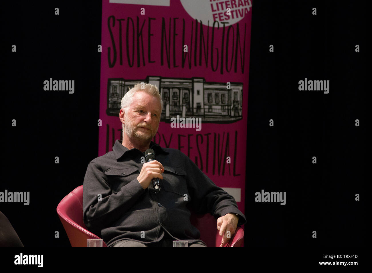 Billy Bragg sul palco del 2019 Stoke Newington Festival letterario del Municipio su Church Street il 9 giugno 2109 Foto Stock