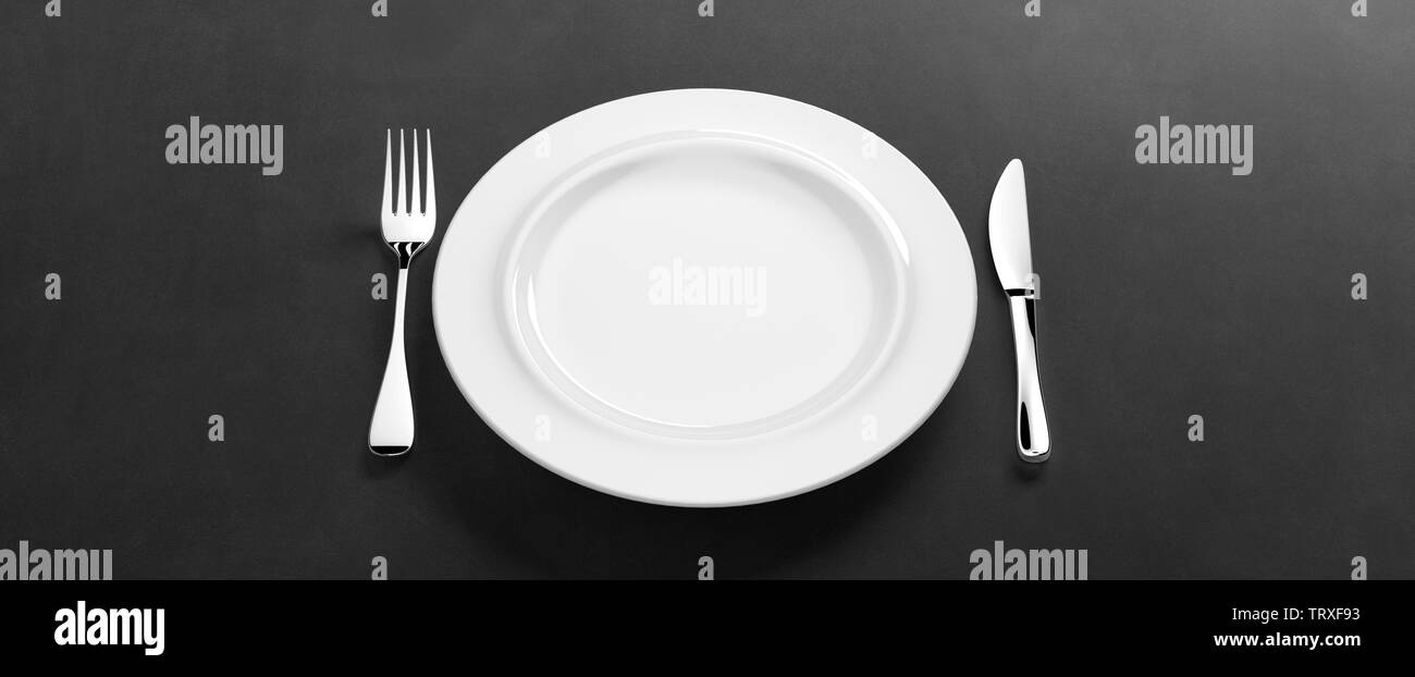 Di colore bianco porcellana posateria con posate in argento - Illustrazione Foto Stock